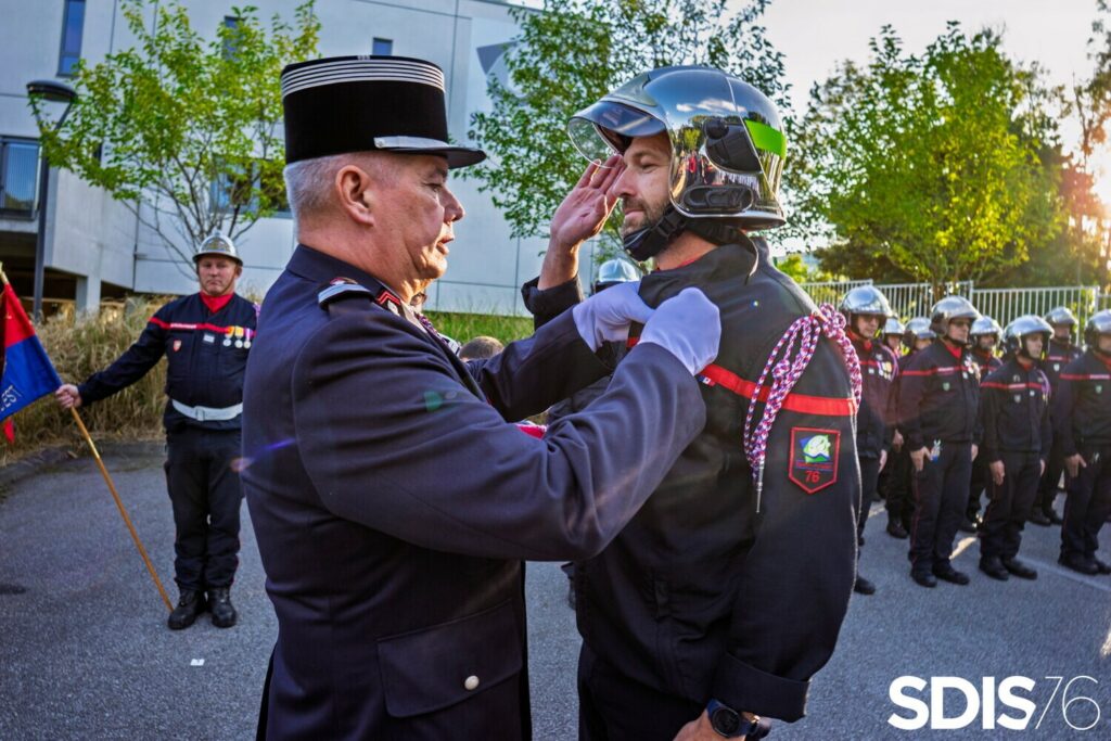 Remise de médaille par le colonel hors classe Eric JOUANNE