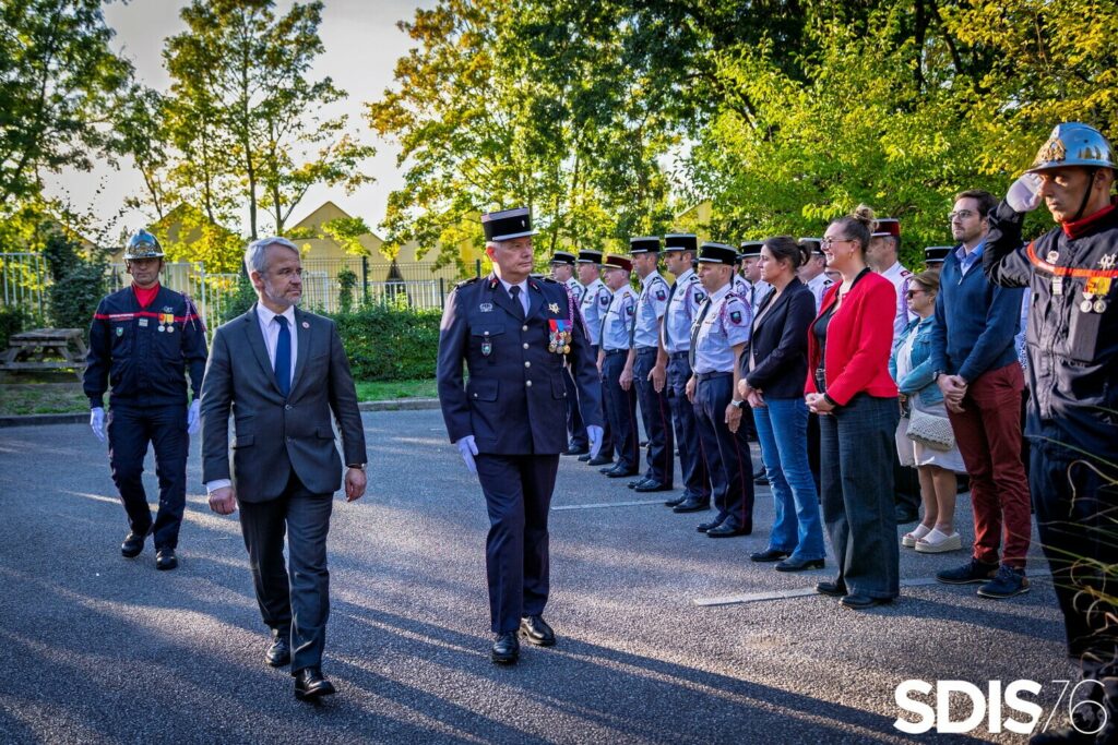Le directeur départemental passe en revue les troupes