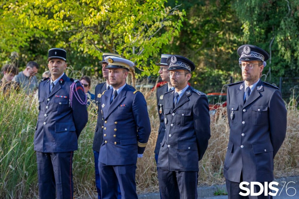 Hommes en uniforme sur une cérémonie