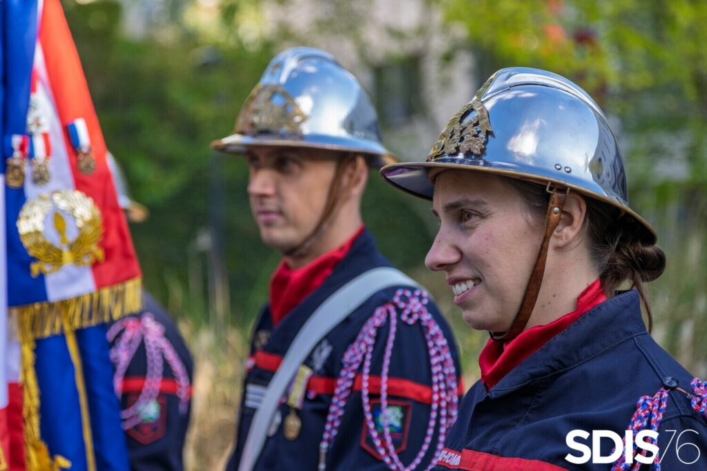 Portrait d'une femme sapeur-pompier sur une cérémonie