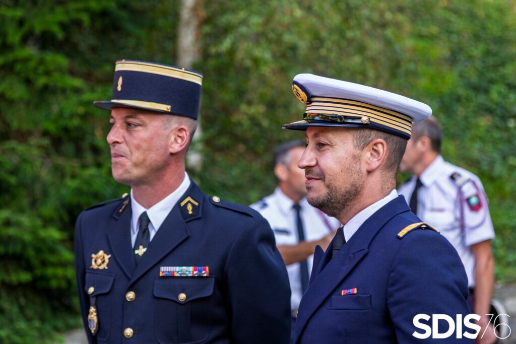 Hommes en uniforme sur une cérémonie